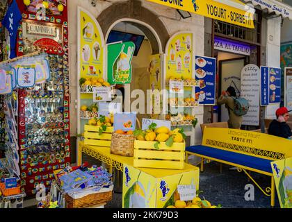 April 20 2022 - traditioneller Laden von Amalfi mit Zitronen Stockfoto