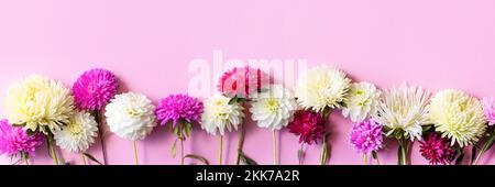 Geblümtes Arrangement aus rosa Flieder und weißen Ostern- und Dahlienblumen auf pinkfarbenem Hintergrund, Banner Stockfoto