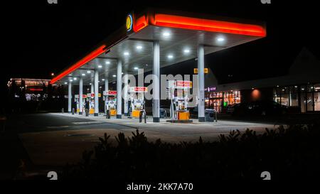 NORWALK, CT, USA - 25. NOVEMBER 2022: Leere Shell-Tankstelle am Black Friday Morning Stockfoto