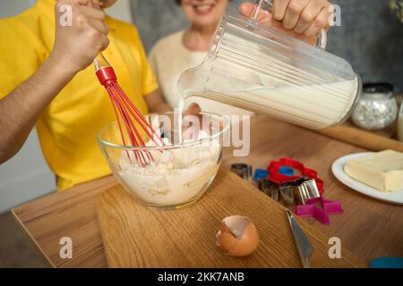 Ein Kind kocht köstliches Essen mit seiner Großmutter Stockfoto