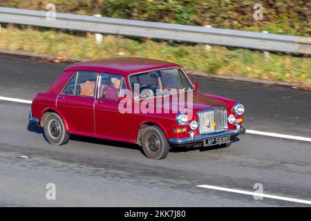 1972, 70s, Seventies Red Vanden Plas 1300 Princess, eine Version des Austin A99 Westminster; Fahrt auf der Autobahn M6, Großbritannien Stockfoto