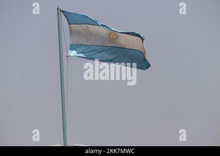 Argentinische Flagge, die gegen den grauen Himmel winkt Stockfoto