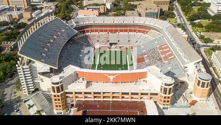 Darrell K Royal-Texas Memorial Stadium - Heimstadion der Longhorns Football Team in Austin - Luftaufnahme - AUSTIN, USA - 1. NOVEMBER 2022 Stockfoto