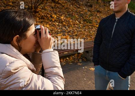 Eine wunderschöne, langhaarige Frau macht ein Foto von ihrer Freundin Stockfoto