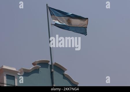 Argentinische Flagge, die gegen den grauen Himmel winkt Stockfoto