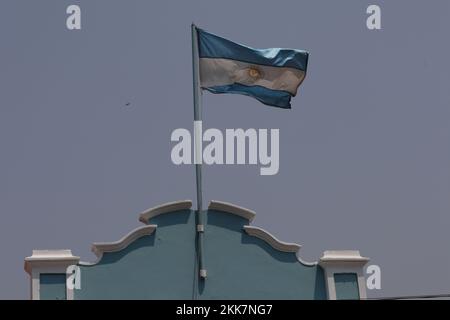 Argentinische Flagge, die gegen den grauen Himmel winkt Stockfoto