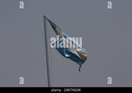 Argentinische Flagge, die gegen den grauen Himmel winkt Stockfoto