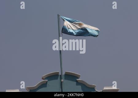 Argentinische Flagge, die gegen den grauen Himmel winkt Stockfoto