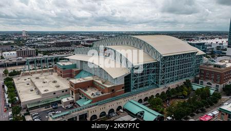 Minute Maid Park in Houston von oben - Heimstadion der Houston Astros - Luftaufnahme - HOUSTON, USA - 31. OKTOBER 2022 Stockfoto