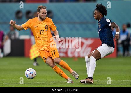 DOHA, KATAR - 25. NOVEMBER: Daley Blind of the Netherlands kämpft mit Angelo Preciado von Ecuador um den Ball während des Spiels Gruppe A - FIFA Weltmeisterschaft Katar 2022 zwischen den Niederlanden und Ecuador im Khalifa International Stadium am 25. November 2022 in Doha, Katar (Foto von Pablo Morano/BSR Agency) Stockfoto