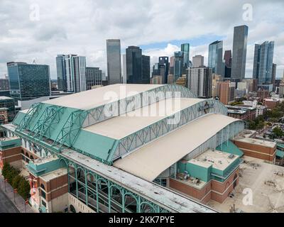 Minute Maid Park in Houston von oben - Heimstadion der Houston Astros - Luftaufnahme - HOUSTON, USA - 31. OKTOBER 2022 Stockfoto