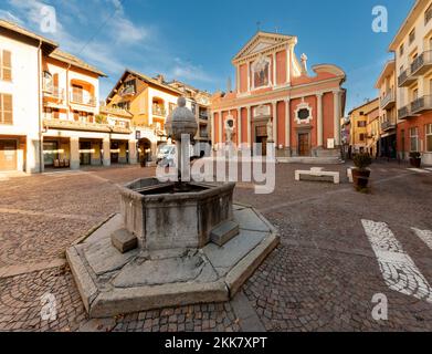 Boves, Cuneo, Italien - 22. November 2022: piazza dell'olmo (Elmplatz) mit dem historischen Steinbrunnen (1514) über dem Brunnen von Ricetto, im Stockfoto