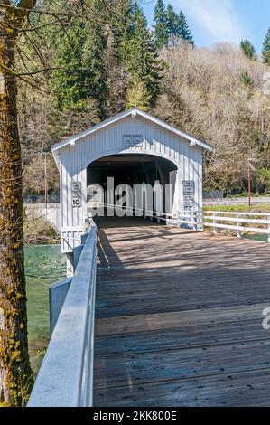 Goodpasture Covered Bridge am Highway 126, Lane County Parks an der Hendricks Park Rd in der Nähe von Springfield, Oregon. Zeigt das Innere der Brücke. Stockfoto