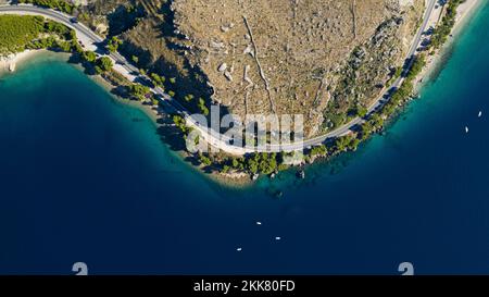 Ein Luftblick von oben auf eine gewundene Küstenstraße in der Nähe von Mimice, Kroatien Stockfoto