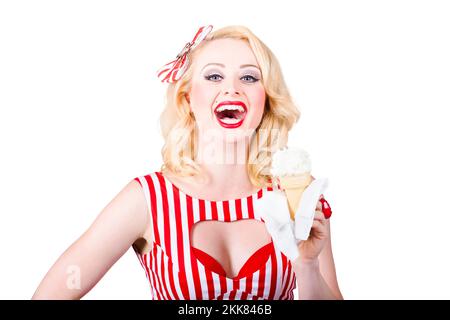 Glücklich Pin-up Frau in Retro-Streifen Eis essen. Du schreist, ich Schreie, dass wir alle schreien, für Eis Stockfoto