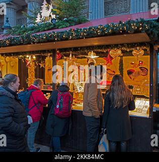 Princes Street, Edinburgh, Schottland, Großbritannien. 25. November 2022 Der Weihnachtsmarkt von Edinburgh öffnet sich mit Menschenmassen, die sich durchqueren, um die Geschenkstände sowie die Gastronomie- und Getränkestände zu sehen. Abbildung: Jan Milne Jeweller hatte einen anstrengenden Start mit Interesse an ihren einzigartigen Schmuckstücken Credit: Arch White/alamy Live News. Stockfoto