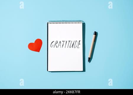 Wie man Dankbarkeit übt. Wort Dankbarkeit in offenem Notizbuch auf Tisch. Merken Sie, dass Sie gute Dinge schätzen, und drücken Sie sich selbst Dankbarkeit aus. Wort Dankbarkeit und Stockfoto