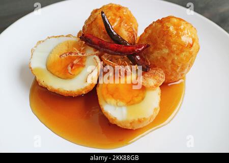 Kai Look Keuy oder Son in Law Eggs, frittierte hart gekochte Eier mit aromatischer Tamarindensauce Stockfoto