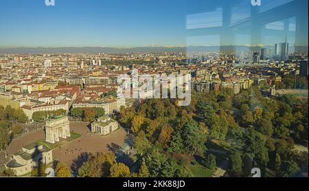 milano Arco della Pace Skiline dalla terrazza a vetri della torre branca 3 Stockfoto