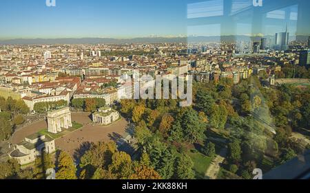 milano Arco della Pace Skiline dalla terrazza a vetri della torre branca Stockfoto