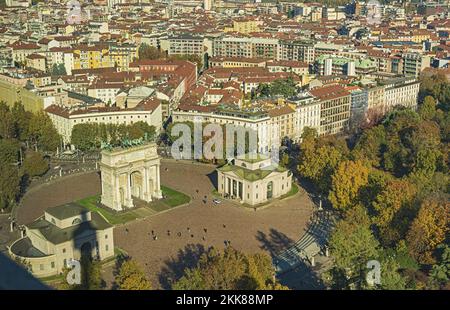 milano Arco della Pace Skiline dalla terrazza a vetri della torre branca 5 Stockfoto