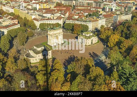 milano Arco della Pace Skiline dalla terrazza a vetri della torre branca da vicino Stockfoto