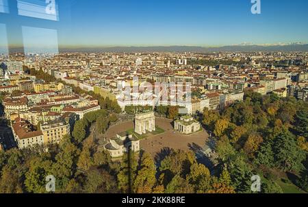 milano Arco della Pace Skiline dalla terrazza a vetri della torre branca Stockfoto