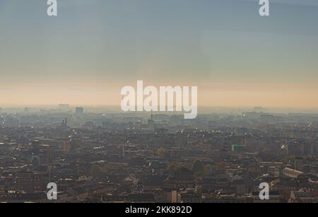 milano fumo dai camini skiline dalla terrazza a vetri della torre branca 3 Stockfoto