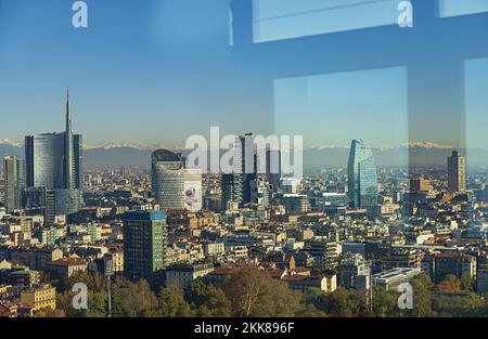 milano i grattaceli skiline dalla terrazza a vetri della torre branca altra vista Stockfoto