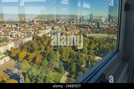 milano la catena delle alpi sullo sfondo skiline dalla terrazza a vetri della torre branca Stockfoto