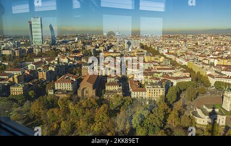 milano la torre rai skiline dalla terrazza a vetri della torre branca 2 Stockfoto