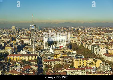 milano la torre rai skiline dalla terrazza a vetri della torre branca da vicino Stockfoto