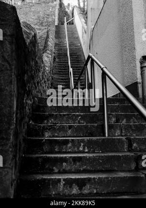 Falmouth Gassen und Treppen. Erkunden Sie die Gassen der Stadt Falmouth. Straßenfotografie Stockfoto