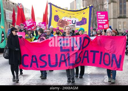 Am Freitag, den 25.. November, fand eine Demonstration statt, an der Mitglieder der Royal Mail Communications Union, der University and College Union, MITGLIEDER DER MANCHESTER Metropolitan Union und Mitglieder der National Union of Students von der Manchester University zum Petersplatz im Stadtzentrum marschierten. Die Kundgebung ist Teil einer Welle von Maßnahmen im gesamten Vereinigten Königreich wegen Behauptungen, dass die Bezahlung unzureichend sei, um die Krise der Lebenshaltungskosten zu bekämpfen. Bild: Garyroberts/worldwidefeatures.com Kredit: GaryRobertsphotography/Alamy Live News Stockfoto