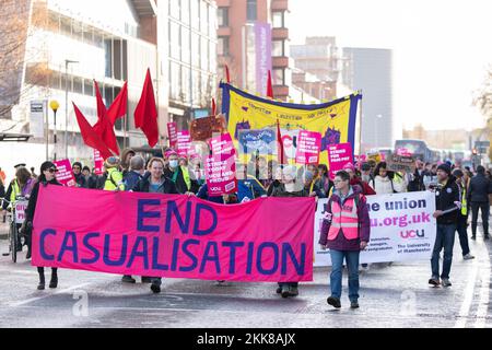 Am Freitag, den 25.. November, fand eine Demonstration statt, an der Mitglieder der Royal Mail Communications Union, der University and College Union, MITGLIEDER DER MANCHESTER Metropolitan Union und Mitglieder der National Union of Students von der Manchester University zum Petersplatz im Stadtzentrum marschierten. Die Kundgebung ist Teil einer Welle von Maßnahmen im gesamten Vereinigten Königreich wegen Behauptungen, dass die Bezahlung unzureichend sei, um die Krise der Lebenshaltungskosten zu bekämpfen. Bild: Garyroberts/worldwidefeatures.com Kredit: GaryRobertsphotography/Alamy Live News Stockfoto