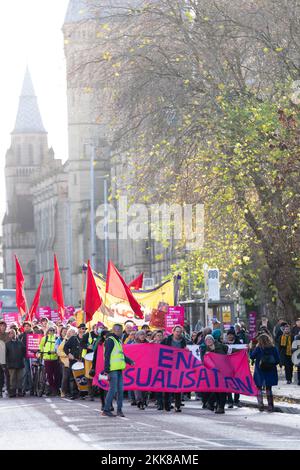 Am Freitag, den 25.. November, fand eine Demonstration statt, an der Mitglieder der Royal Mail Communications Union, der University and College Union, MITGLIEDER DER MANCHESTER Metropolitan Union und Mitglieder der National Union of Students von der Manchester University zum Petersplatz im Stadtzentrum marschierten. Die Kundgebung ist Teil einer Welle von Maßnahmen im gesamten Vereinigten Königreich wegen Behauptungen, dass die Bezahlung unzureichend sei, um die Krise der Lebenshaltungskosten zu bekämpfen. Bild: Garyroberts/worldwidefeatures.com Kredit: GaryRobertsphotography/Alamy Live News Stockfoto