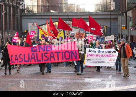 Am Freitag, den 25.. November, fand eine Demonstration statt, an der Mitglieder der Royal Mail Communications Union, der University and College Union, MITGLIEDER DER MANCHESTER Metropolitan Union und Mitglieder der National Union of Students von der Manchester University zum Petersplatz im Stadtzentrum marschierten. Die Kundgebung ist Teil einer Welle von Maßnahmen im gesamten Vereinigten Königreich wegen Behauptungen, dass die Bezahlung unzureichend sei, um die Krise der Lebenshaltungskosten zu bekämpfen. Bild: Garyroberts/worldwidefeatures.com Kredit: GaryRobertsphotography/Alamy Live News Stockfoto