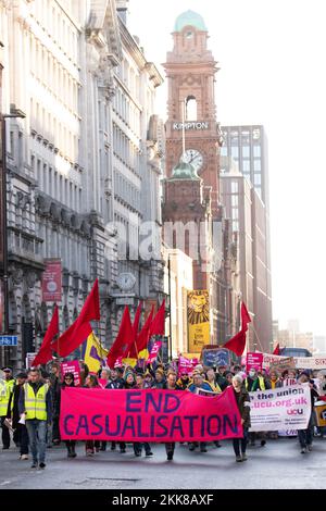 Am Freitag, den 25.. November, fand eine Demonstration statt, an der Mitglieder der Royal Mail Communications Union, der University and College Union, MITGLIEDER DER MANCHESTER Metropolitan Union und Mitglieder der National Union of Students von der Manchester University zum Petersplatz im Stadtzentrum marschierten. Die Kundgebung ist Teil einer Welle von Maßnahmen im gesamten Vereinigten Königreich wegen Behauptungen, dass die Bezahlung unzureichend sei, um die Krise der Lebenshaltungskosten zu bekämpfen. Bild: Garyroberts/worldwidefeatures.com Kredit: GaryRobertsphotography/Alamy Live News Stockfoto