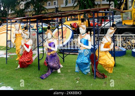 Bangkok, Thailand - 3. Dezember 2006: Statuen der Götter aus der Parade zum Geburtstag der Könige in Bangkok warten darauf, wieder zum Depot gebracht zu werden Stockfoto