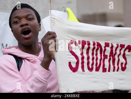 Am Freitag, den 25.. November, fand eine Demonstration statt, an der Mitglieder der Royal Mail Communications Union, der University and College Union, MITGLIEDER DER MANCHESTER Metropolitan Union und Mitglieder der National Union of Students von der Manchester University zum Petersplatz im Stadtzentrum marschierten. Die Kundgebung ist Teil einer Welle von Maßnahmen im gesamten Vereinigten Königreich wegen Behauptungen, dass die Bezahlung unzureichend sei, um die Krise der Lebenshaltungskosten zu bekämpfen. Bild: Garyroberts/worldwidefeatures.com Kredit: GaryRobertsphotography/Alamy Live News Stockfoto