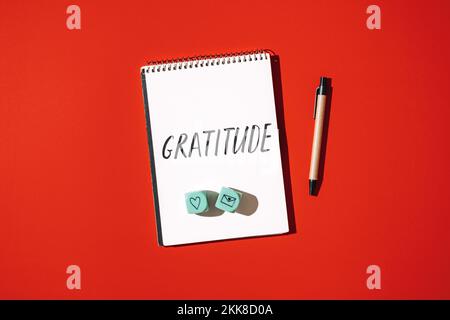 Wie man Dankbarkeit übt. Danksagungstagebuch zu schreiben, verändert die Art, wie du dich fühlst. Text heute bin ich dankbar dafür in einem offenen Notizbuch auf dem Tisch. Hinweis Stockfoto