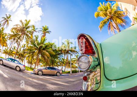 USA - 31. Juli 2010: Hintergrundbeleuchtung eines Oldtimer AT5 Ocean Drive in Miami Beach. Stockfoto