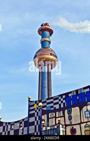 Wien, Osterreich - 27. November 2010: Fernwärme in Spittelau Wien in Hundertwasser-Formen. Stockfoto