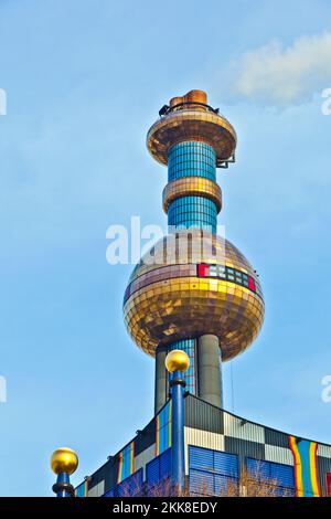 Wien, Osterreich - 27. November 2010: Fernwärme in Spittelau Wien in Hundertwasser-Formen. Stockfoto