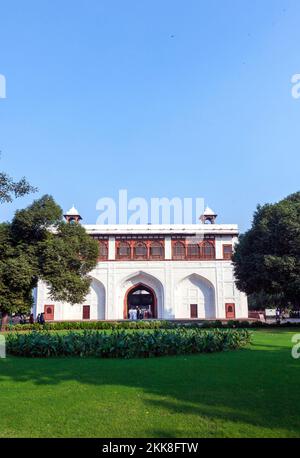 Delhi, Indien - 11. November 2011: Red Fort in Delhi, Indien. Red Fort ist ein Fort-Komplex aus dem 17.. Jahrhundert und wurde zum UNESCO-Weltkulturerbe erklärt Stockfoto