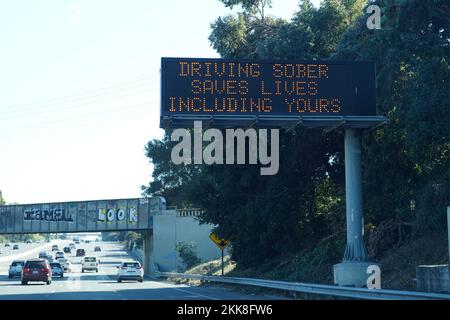 Ein Caltrans-Pinnwand mit der Nachricht "Fahren nüchtern rettet Leben einschließlich Ihres" auf der Interstate 101, Donnerstag, 24. November 2022, in Palo Alto, Kalif. Stockfoto