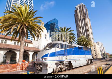 San Diego, USA - 11. Juni 2012: Diesellokomotive fährt in den historischen Bahnhof in San Diego, Kalifornien. Stockfoto