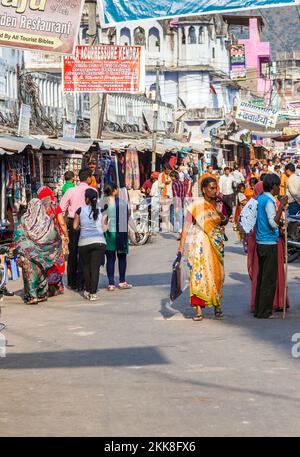 Pushkar, Indien - 20. Oktober 2012: Menschen laufen um Pushkar auf der Hauptstraße herum. Stockfoto