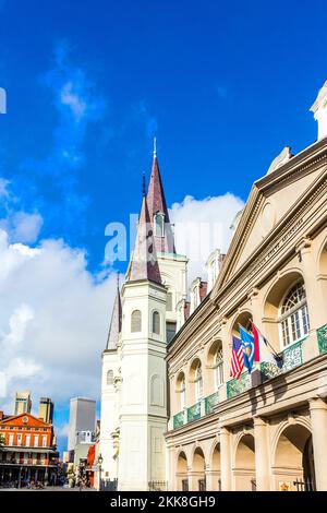 New Orleans, USA - 17. Juli 2013: Die wunderschöne Saint Louis Cathedral und das Louisiana State Museum im French Quarter in New Orleans, Louisiana. Stockfoto