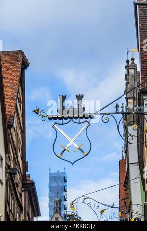 Rothenburg ob der Tauber, Deutschland - 15. Januar 2014: Mittelalterliche Ladenbeschilderung mit Schwert und Schloss symbolisiert einen Waffenladen in Rothenburg ob der Ta Stockfoto